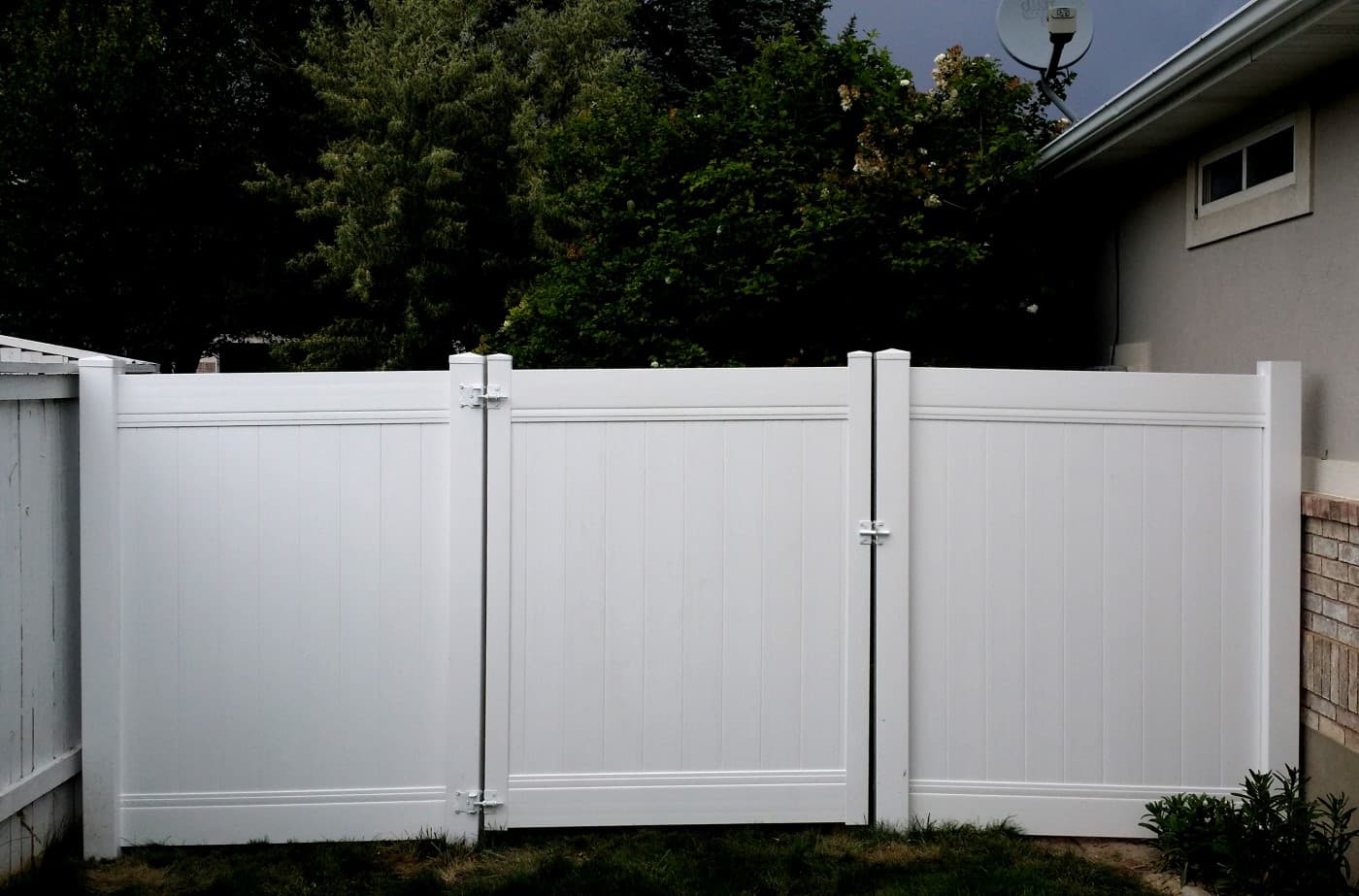 5-Foot White Vinyl Privacy Gate