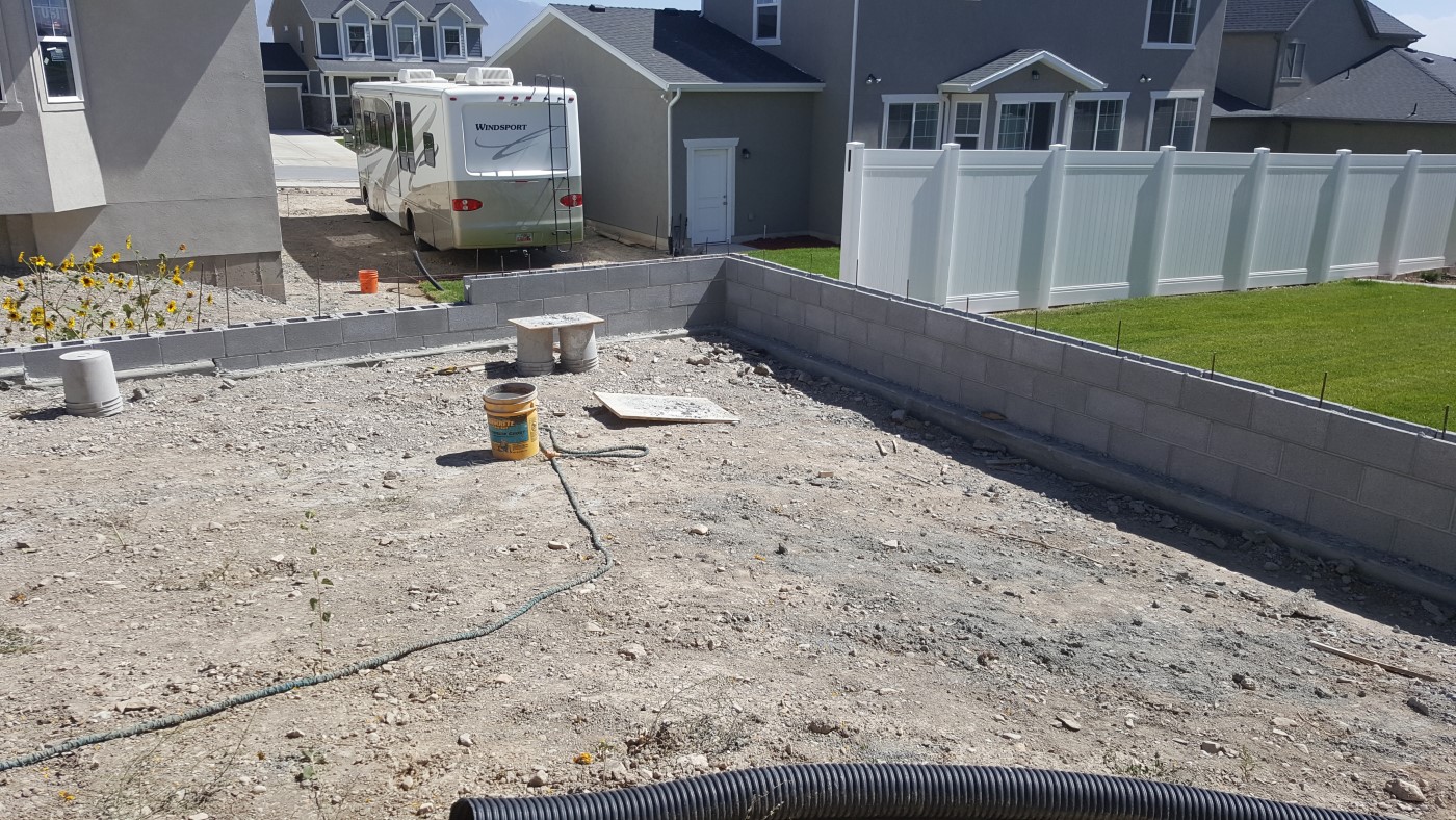 Retaining Wall with Decorative Blocks