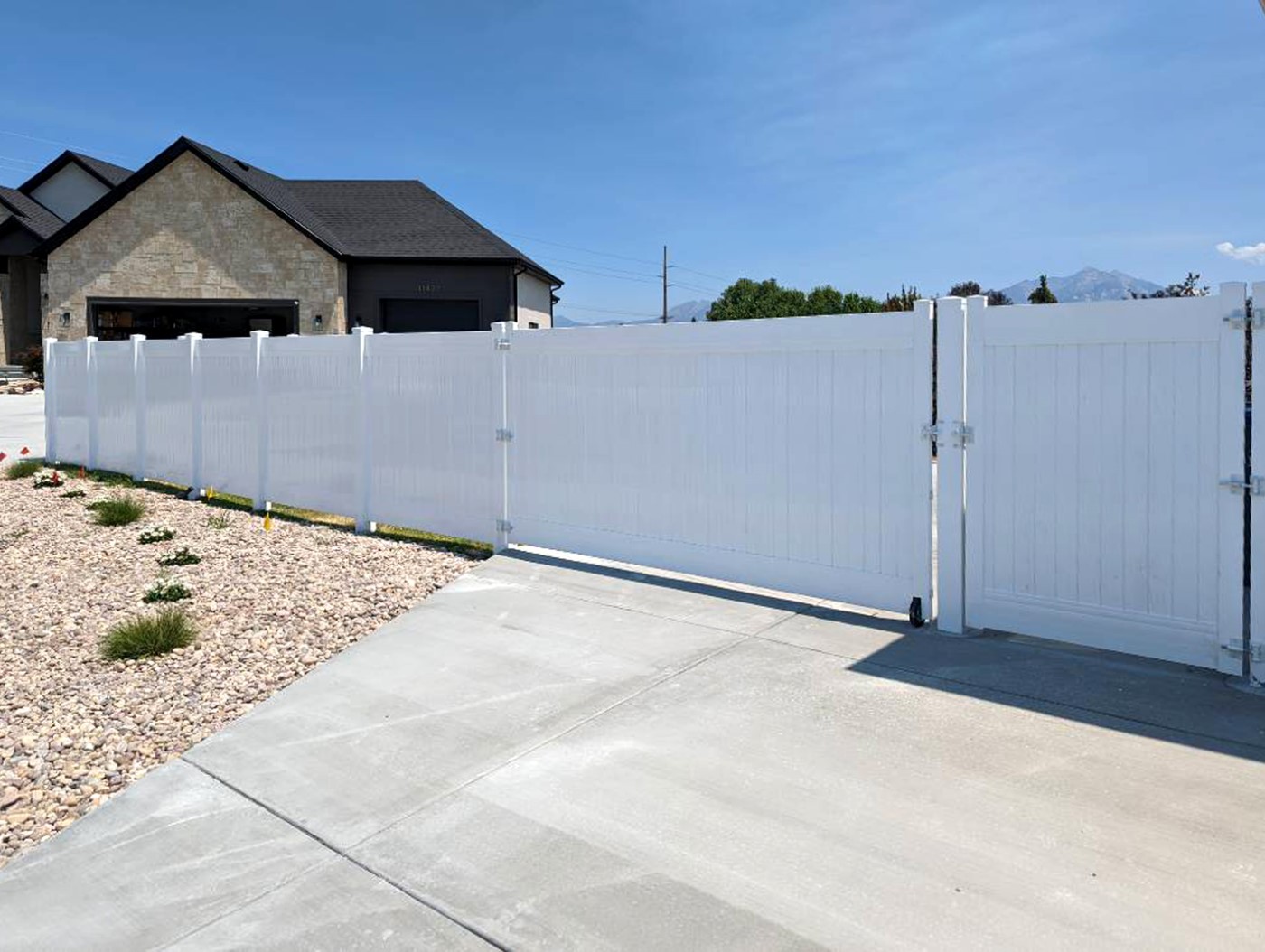 14-Foot Vinyl Double Gate with Removable Post